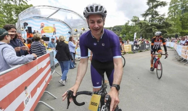 Başbakan bisikletten düştü bilinci kapandı - Resim : 1