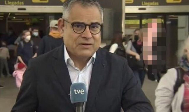 Ünlü televizyon kanalında inanılmaz talihsizlik! Spikerin arkasındaki detayı görenler dondu kaldı - Resim : 1