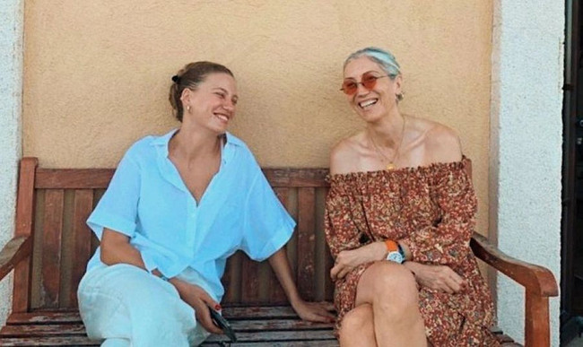 Serenay Sarıkaya'nın annesi güzelliğiyle gündem oldu! - Resim : 1
