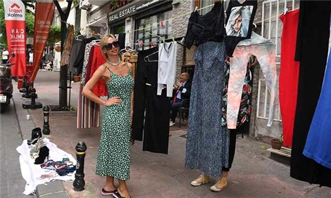 Oryantal Didem Kınalı, hayvanlara mama almak için sokak ortasında kıyafetlerini sattı - Resim : 1