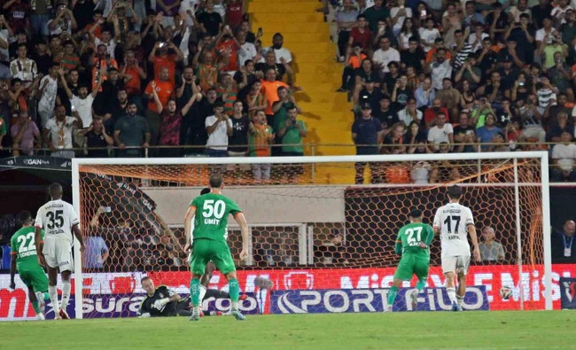 Sergen Yalçın’ın dönüşü kabus gibi başladı: Beşiktaş Alanya’da yıkıldı - Resim : 1