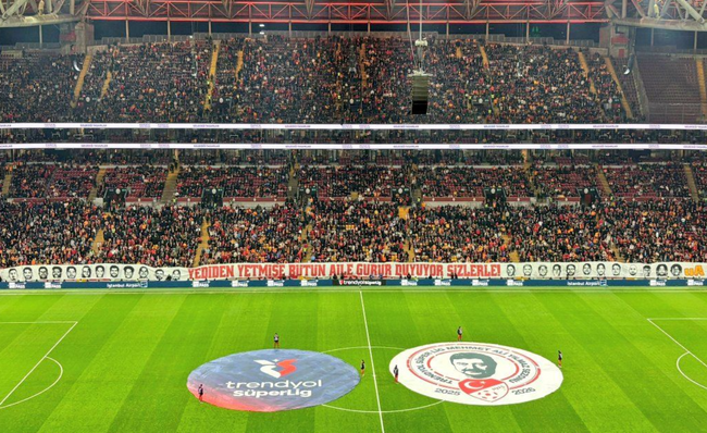 Galatasaray’dan RAMS Park'ta alkışlık hareket! Futbolcular sahaya büyüklerle çıktı - Resim : 1