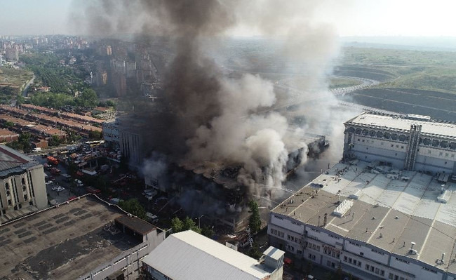 Başakşehir’de fabrika yangını: Dünden beri sönmedi - Resim : 1
