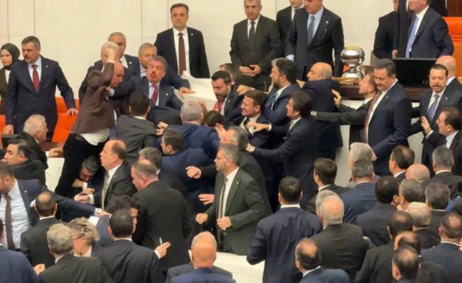 Yemin töreninde ortalık karıştı! Bahçeli'den TBMM'deki yemin kavgasına tepki - Resim : 2