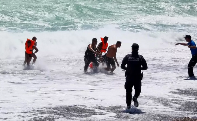 Ölümden döndüler, boğulmaktan robot kurtardı - Resim : 1