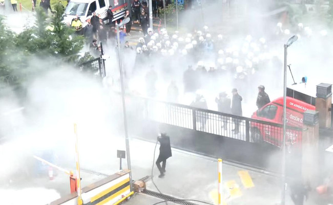 CHP Genel Merkezi'ne müdahale başladı! Polis kapıyı kırıp bahçeye girdi… - Resim : 2