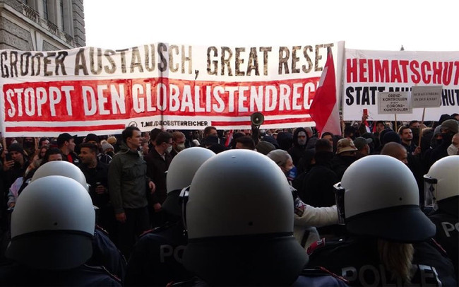Avusturya’nın başkenti Viyana’da yaklaşık 35 bin kişi, koronavirüs önlemlerini protesto etti - Resim : 1