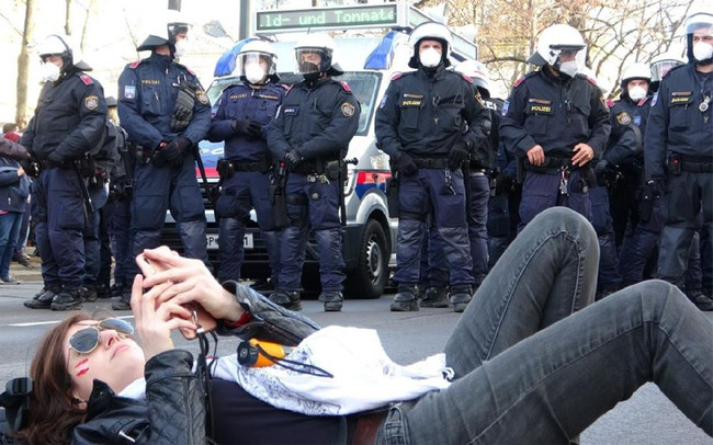 Avusturya’nın başkenti Viyana’da yaklaşık 35 bin kişi, koronavirüs önlemlerini protesto etti - Resim : 2