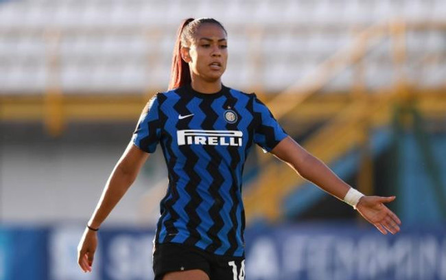 Şampiyon olan Brezilya Kadın Futbol Takımı'ndan iki oyuncu soyunma odasında kalça dansı yaptı - Resim : 2