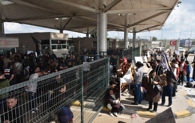 Mülteciler gümrük kapısını işgal etti iddiası! Valilikten açıklama geldi - Resim : 1