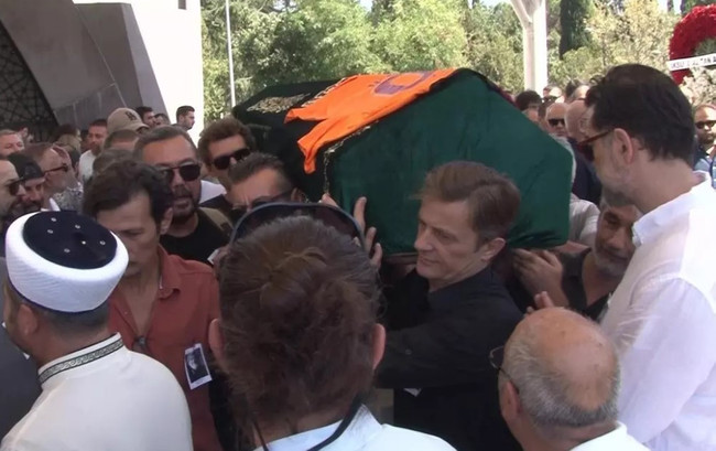 Usta oyuncu Ünal Silver son yolculuğuna uğurlandı! - Resim : 2