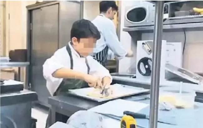 İtalyan şefin oğluna pazarda bıçaklı saldırı! Yaşam mücadelesi veriyor - Resim : 1