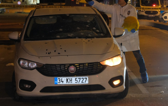 Kırmızı ışıkta beklerken, kurşun yağmuruna tuttular! İstanbul'da silahlı saldırı… - Resim : 1