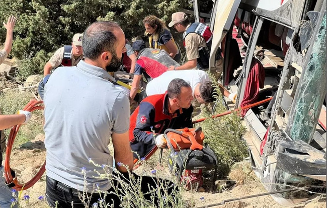 Kars'ta yolcu otobüsü Karakurt Viyadüğü'nden düştü! Çok sayıda ölü ve yaralı var - Resim : 1