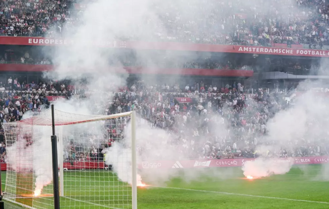 Ajax - Feyenoord maçında taraftar çıldırdı! Takım 3-0 geriye düştü, maç kalıcı olarak tatil edildi - Resim : 1