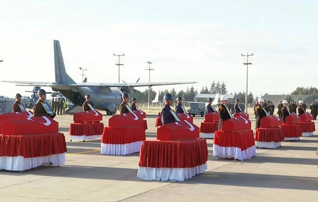Türkiye'yi yasa boğan veda! Şehitlerimiz son yolculuğuna uğurlanıyor - Resim : 3