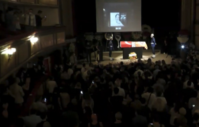 Büyük usta Ferhan Şensoy’a veda! İki kardeş gözyaşlarına boğuldu... - Resim : 17