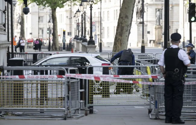 Başbakanlık binasının kapılarına arabayla çarptı - Resim : 1