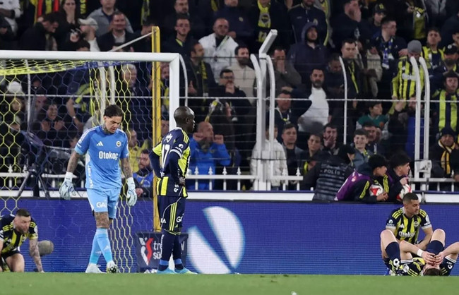 Fenerbahçe'de ortalık karıştı! Maç sonu fatura o futbolcuya çıktı! - Resim : 1