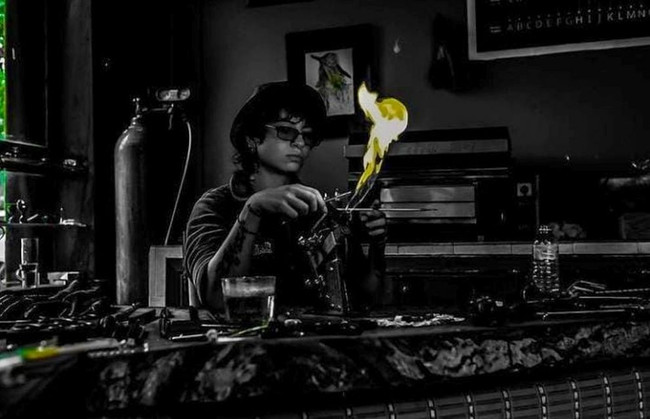 Sıcak camın içine 'gümüş ve altın dumanı' üflüyor... - Resim : 1