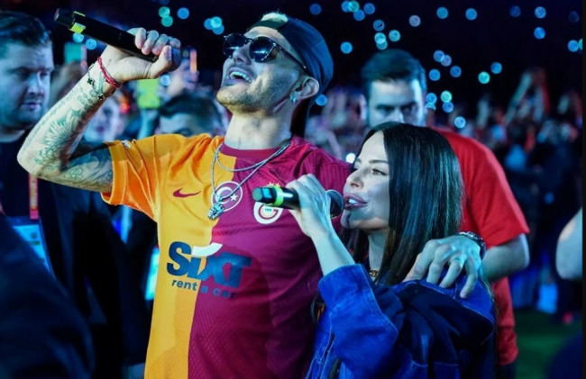 Galatasaraylı küçük hayranı tarafından öpücüklere boğulan Simge'den olay tepki - Resim : 2