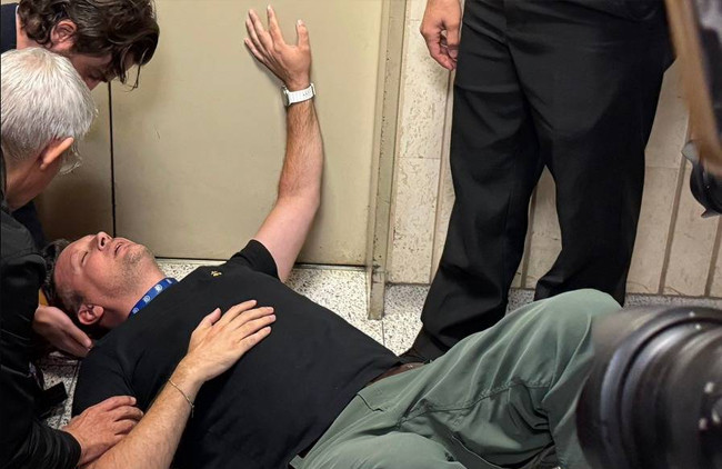 AA kameramanına ABD’de sert müdahale! Kafasını yere çarpan Vural Elibol hastaneye kaldırıldı - Resim : 1