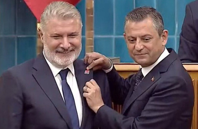 İYİ Parti'den istifa eden isim CHP'de! Rozetini Özgür Özel taktı… - Resim : 1