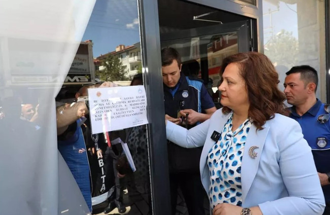 CHP’li başkan Burcu Köksal harekete geçti! Hepsini tek tek kendi elleriyle mühürledi - Resim : 1