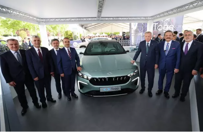 Cumhurbaşkanı Erdoğan, Togg'un yeni modeli T10F'yi inceledi - Resim : 1