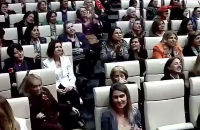 AK Parti'den CHP'ye geçen Pınar Arslan: Bugün bu tesettürümle ben CHP'liyim - Resim : 2