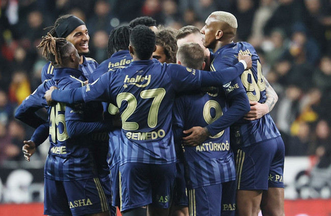 Fenerbahçe, Kayseri'de farklı kazandı! Zirve yarışında hata yapmadı - Resim : 1