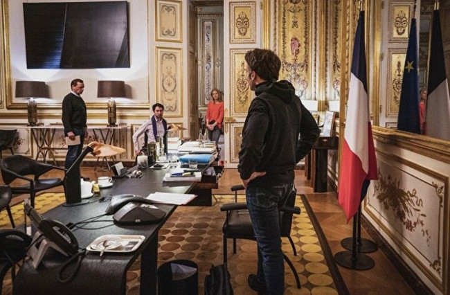 Macron'un saraydaki fotoğrafları alay konusu oldu! Zelenski'yi mi taklit ediyor? - Resim : 1