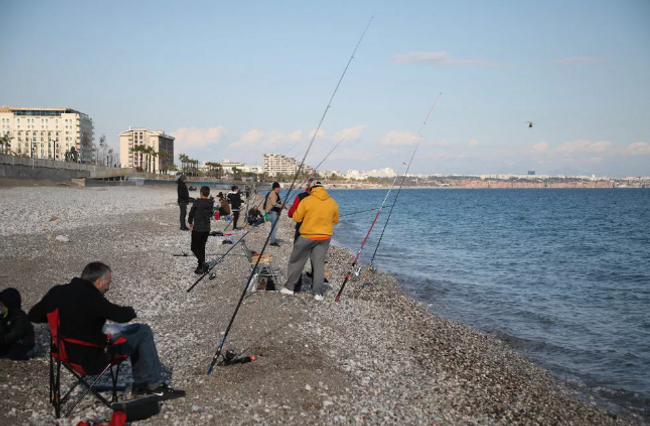 Haberi duyan oltasıyla sahile koştu! Kova kova götürdüler - Resim : 1