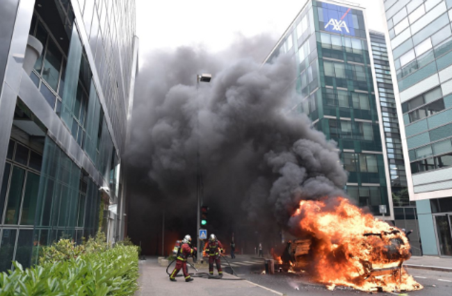 Fransa'daki protestolarda bir kişi hayatını kaybetti, gözaltı sayısı bine çıktı - Resim : 2