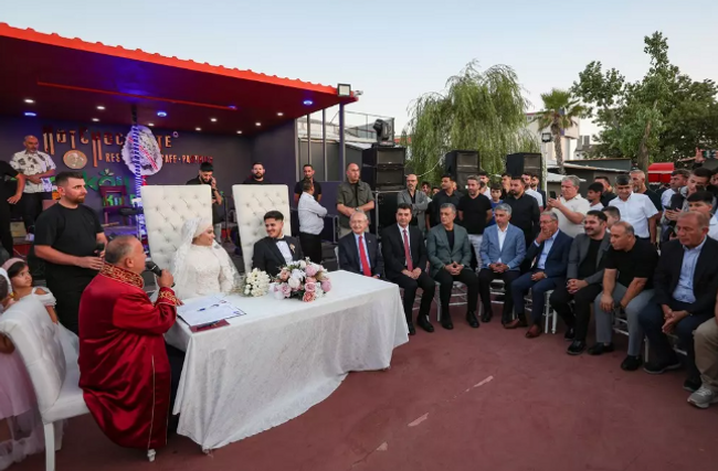 CHP lideri Kemal Kılı&ccedil;daroğlu, nikah şahidi oldu! - Resim : 1