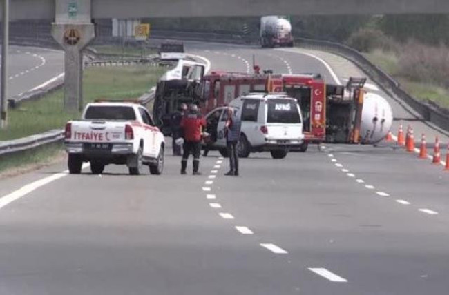 LPG yüklü tanker devrildi! Ankara ve İstanbul istikameti trafiğe kapandı - Resim : 1