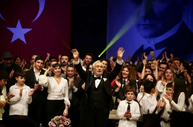 Müjdat Gezen 70 yılın ardından sahnelere veda etti! ‘Hadi bana eyvallah…’ - Resim : 4