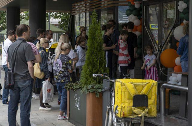 Savaş nedeniyle faaliyetlerini durdurmuştu! McDonald’s kapılarını tekrar açtı: İşte yeni ismi... - Resim : 2