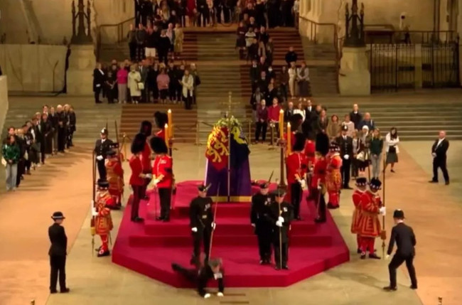 Kraliçe'nin cenaze töreninde korkutan anlar! Birden yere yığıldı - Resim : 1