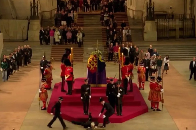 Kraliçe'nin cenaze töreninde korkutan anlar! Birden yere yığıldı - Resim : 2