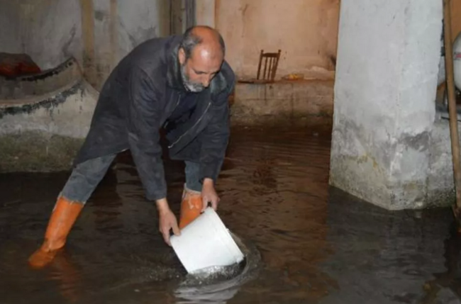 Deprem sonrası su baskını oluştu! Nereden geldiği bilinmiyor - Resim : 1