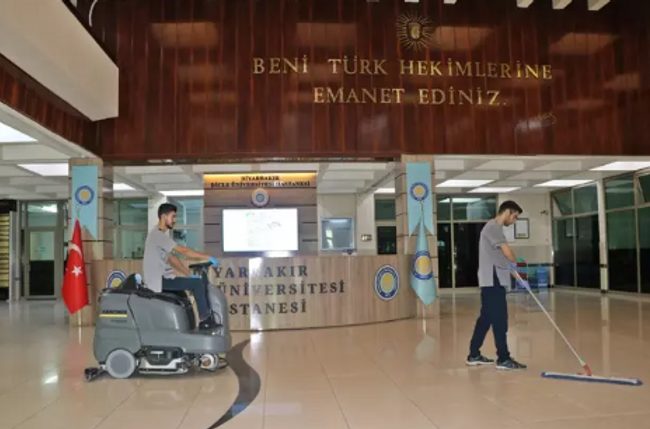 2 tıp öğrencisi, üniversitelerinde temizlik personeli olarak görev yapıyor - Resim : 1