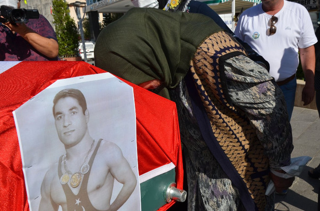 Olimpiyat şampiyonu eski milli güreşçi İsmail Ogan son yolculuğuna uğurlandı - Resim : 1