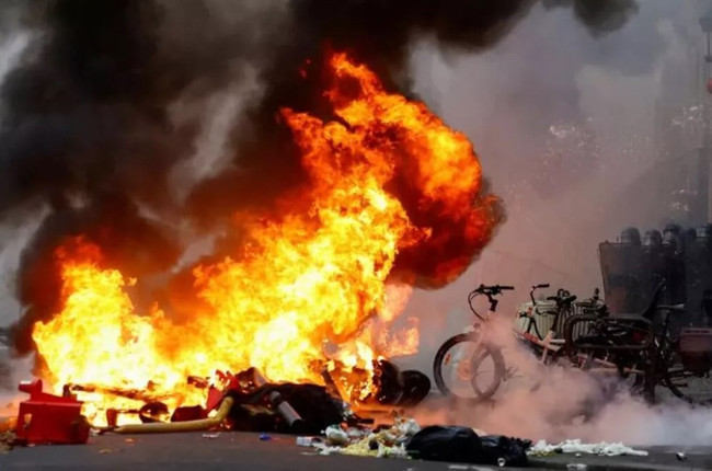 Paris sokakları savaş alanına döndü! Türkiye'den peş peşe açıklamalar - Resim : 9