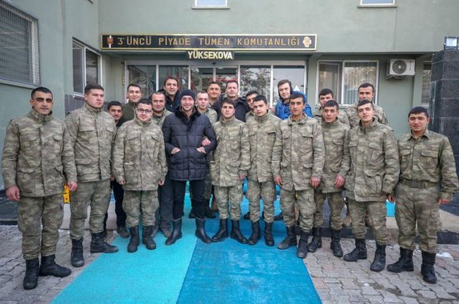 Söz dizisi oyuncuları Hakkari Dağlıca’da Mehmetçik’le buluştu! - Resim : 1