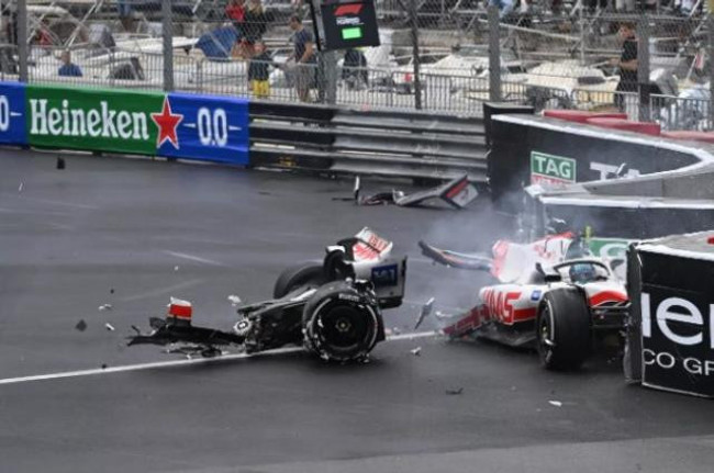 Aracın son halini görenler "Nasıl kurtuldu?" diyor! Dünyaca ünlü Formula 1 pilotu ölümden döndü - Resim : 2