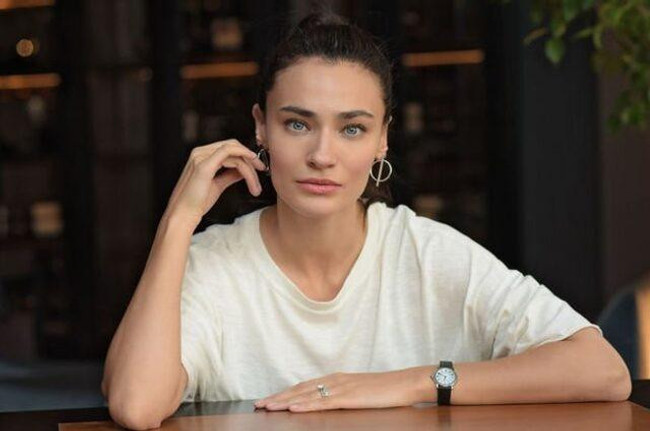 Ezgi Mola'nın başrol oynayacağı diziye bomba transfer! Sürpriz bir role hayat vermişti... - Resim : 1