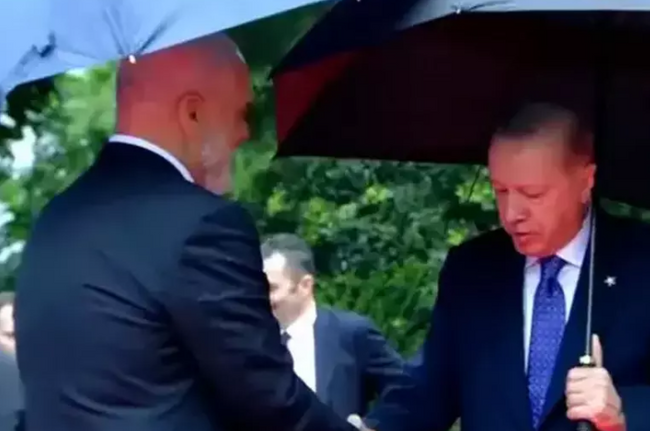Başbakan kırmızı halıda diz çöktü! Erdoğan’dan dikkat çeken tepki... - Resim : 1
