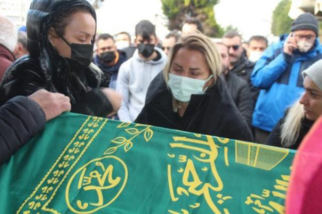 Cenazede tek yürek oldular! Şafak Mahmutyazıcıoğlu'nun eski eşi ve Ece Erken aynı karede - Resim : 3