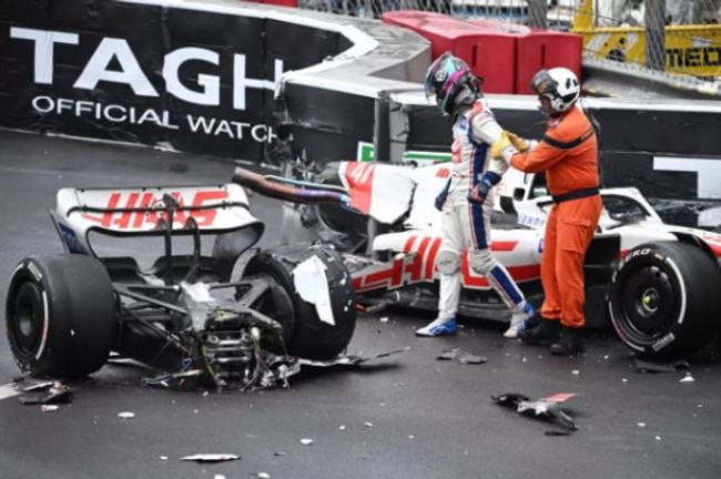 Aracın son halini görenler "Nasıl kurtuldu?" diyor! Dünyaca ünlü Formula 1 pilotu ölümden döndü - Resim : 1